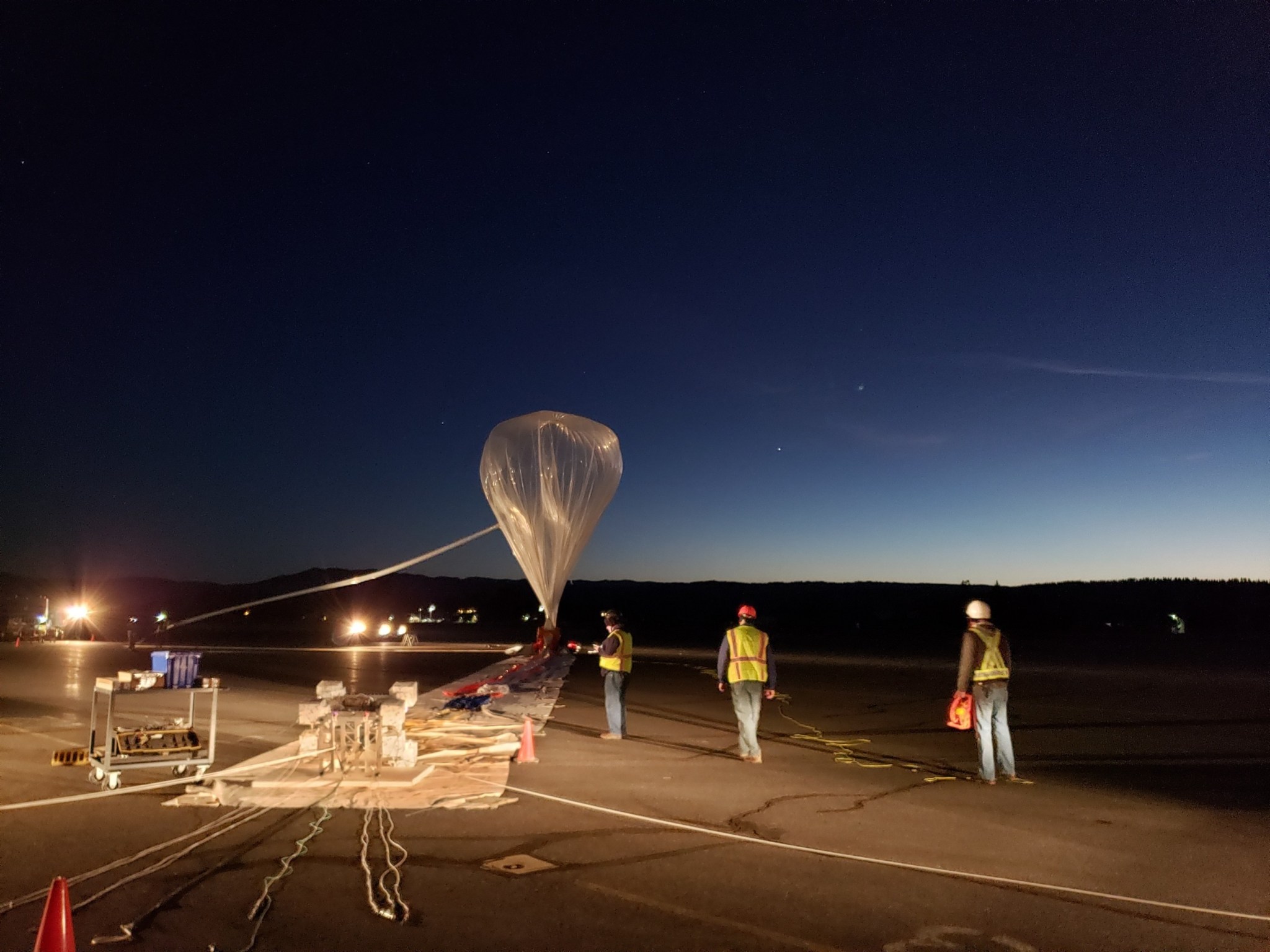 World View and NASA team prepares to launch World View’s Stratollite balloon system.