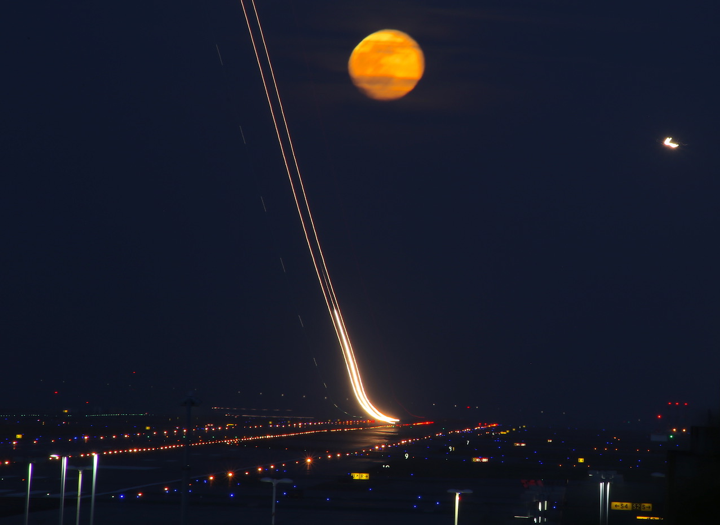 Long exposure images of planes taking off from SFO on Runway 28R 