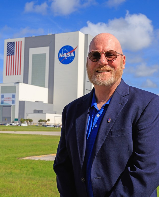 Kirk Lougheed in front of NASA's Vehicle Assembly Building