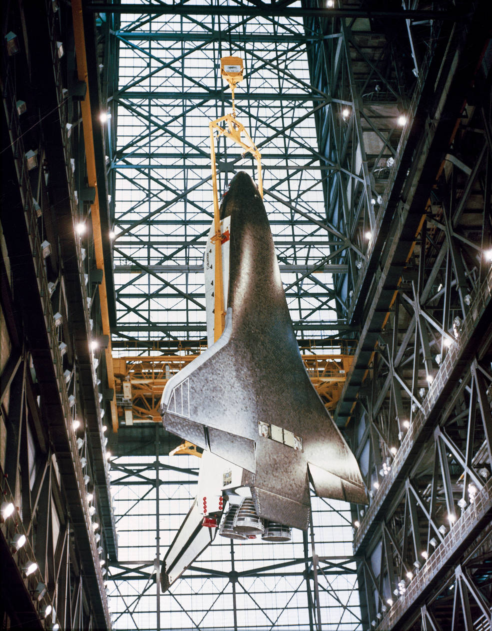 columbia_being_hoisted_in_vab_nov_1980