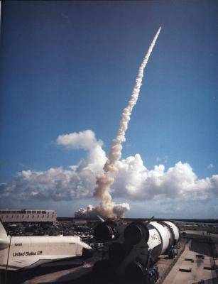 enterprise_at_ksc_w_saturn_v_sts_xx_launch