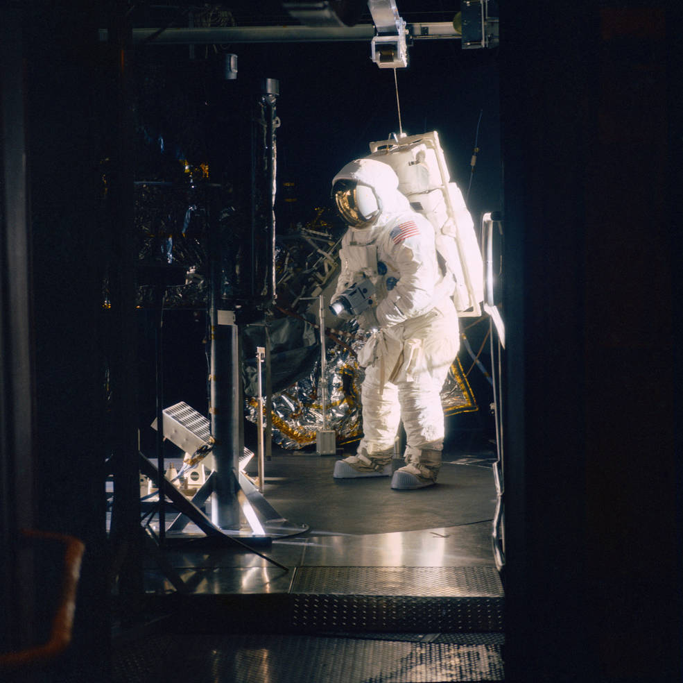 apollo_11_crew_in_chamber