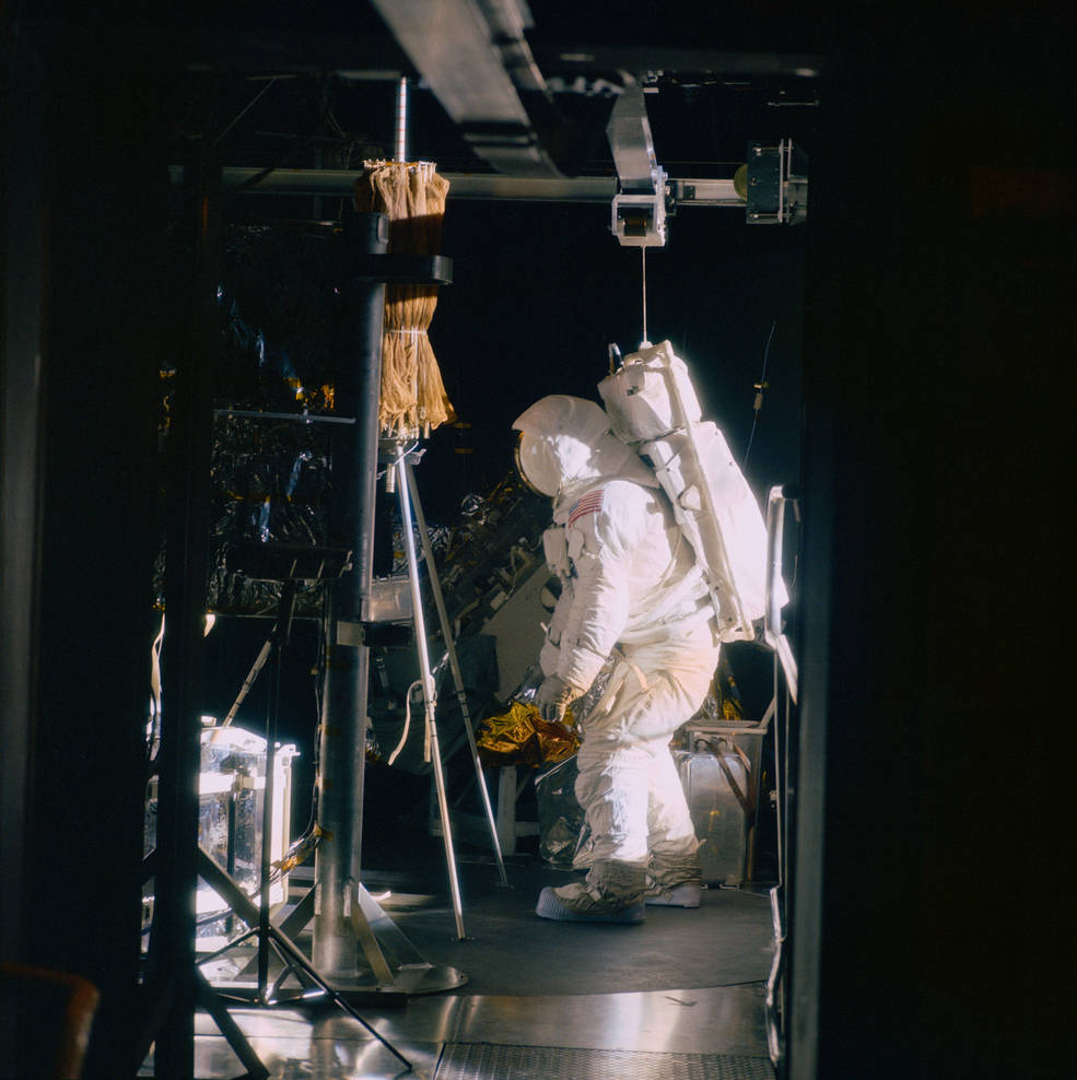 apollo_11_crew_in_chamber