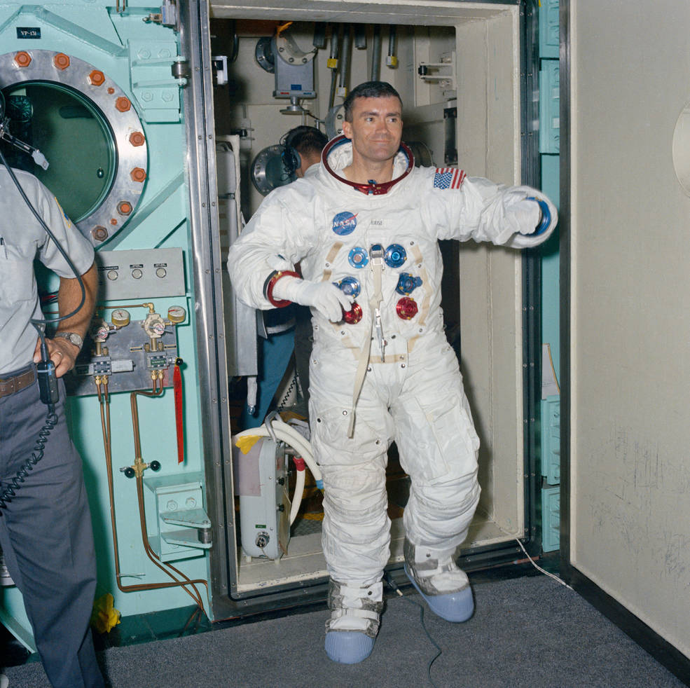 apollo_11_crew_in_chamber_b