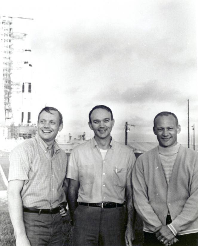 apollo_11_crew_in_front_of_saturn_v