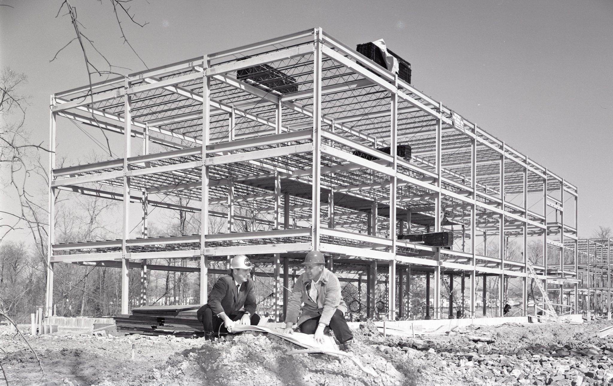 Erection of ironwork of the new office building.