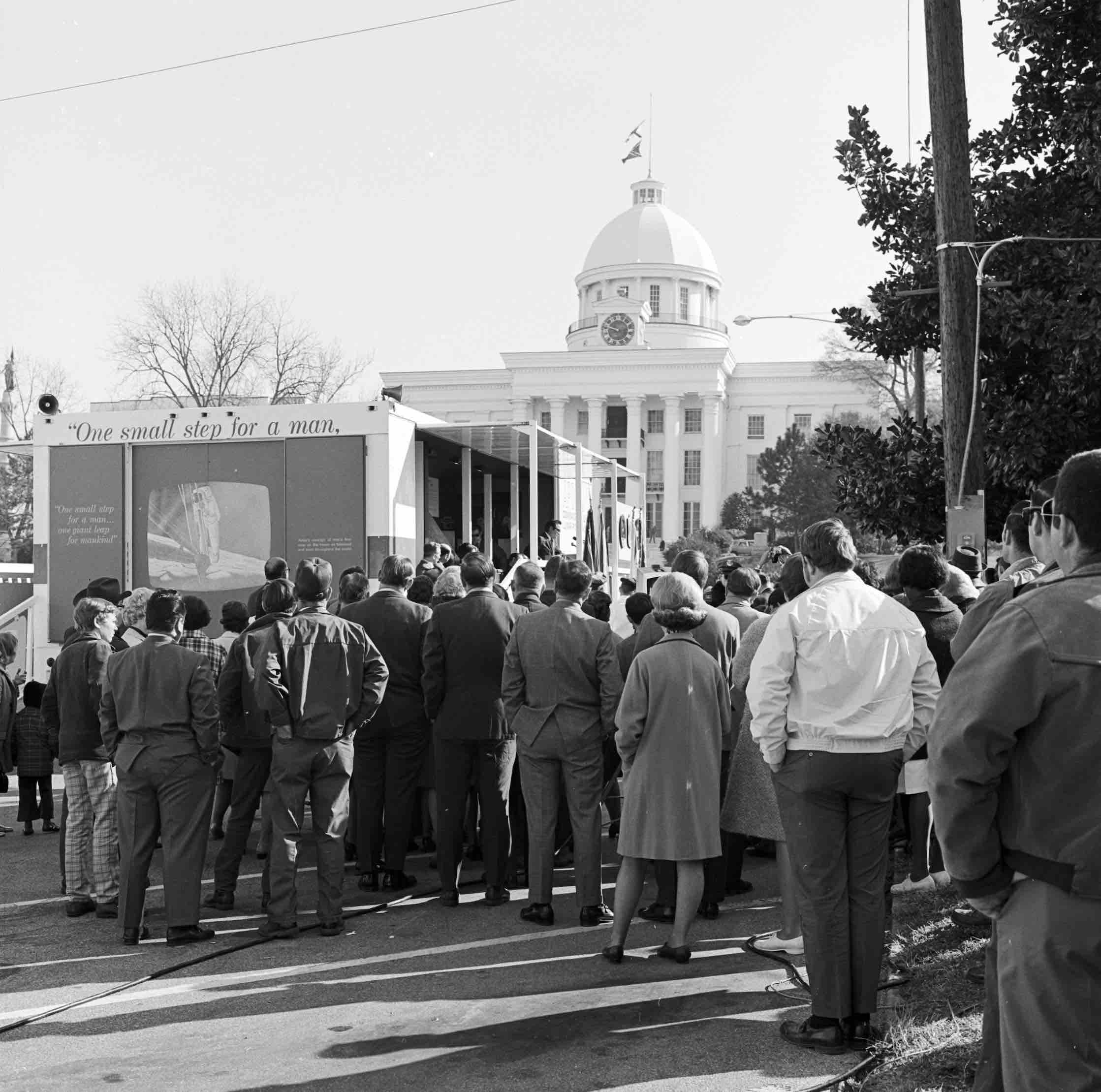 Visitors lined up for tour of Apollo 11 command module in front of Alabama Capitol Building.