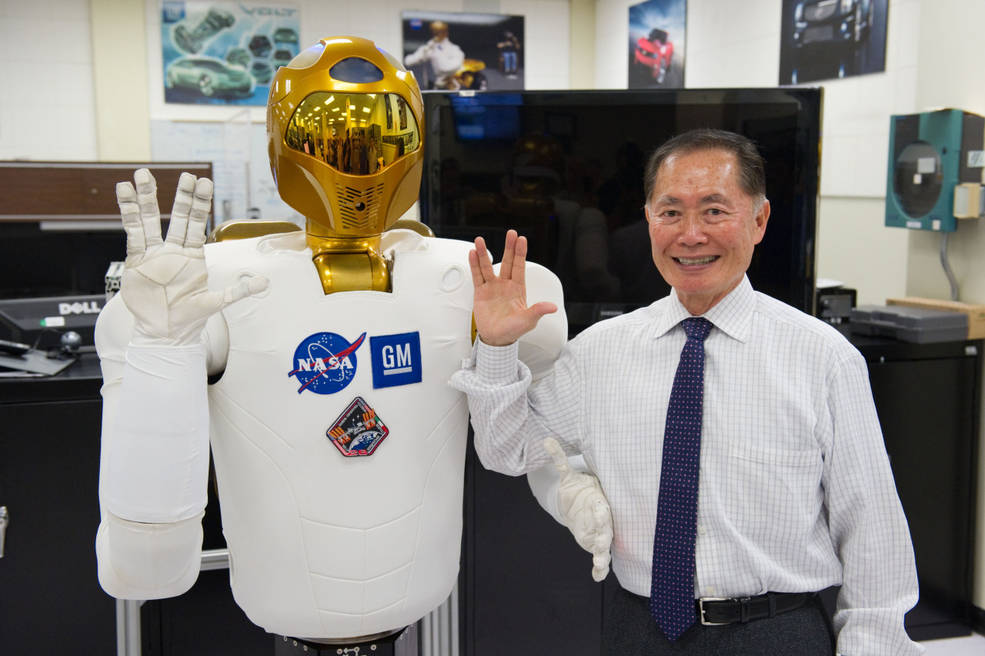 takei and robonot with vulcan salute