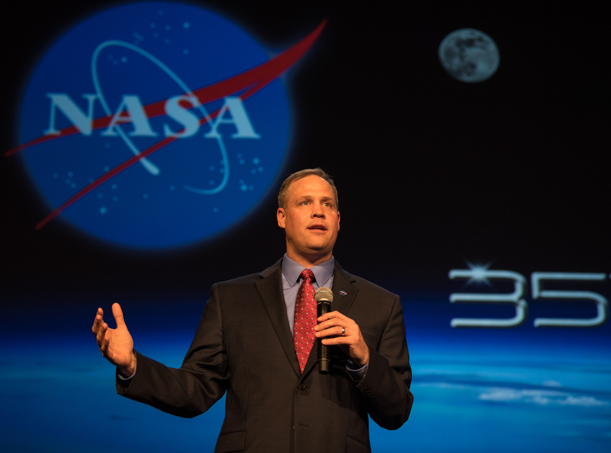 Administrator Bridenstine speaks at symposium