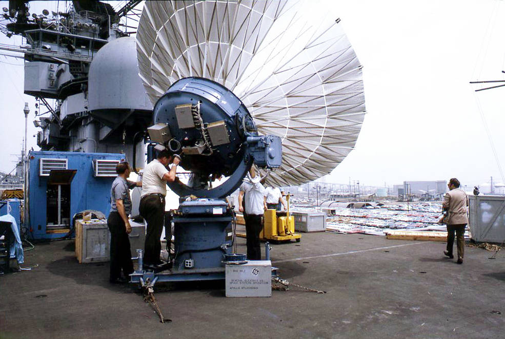 apollo_11_hornet_tv_antenna_installation_at_long_beach_us_navy_photo