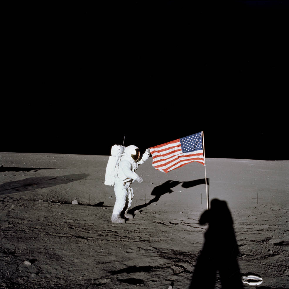 apollo_12_flag_on_the_moon