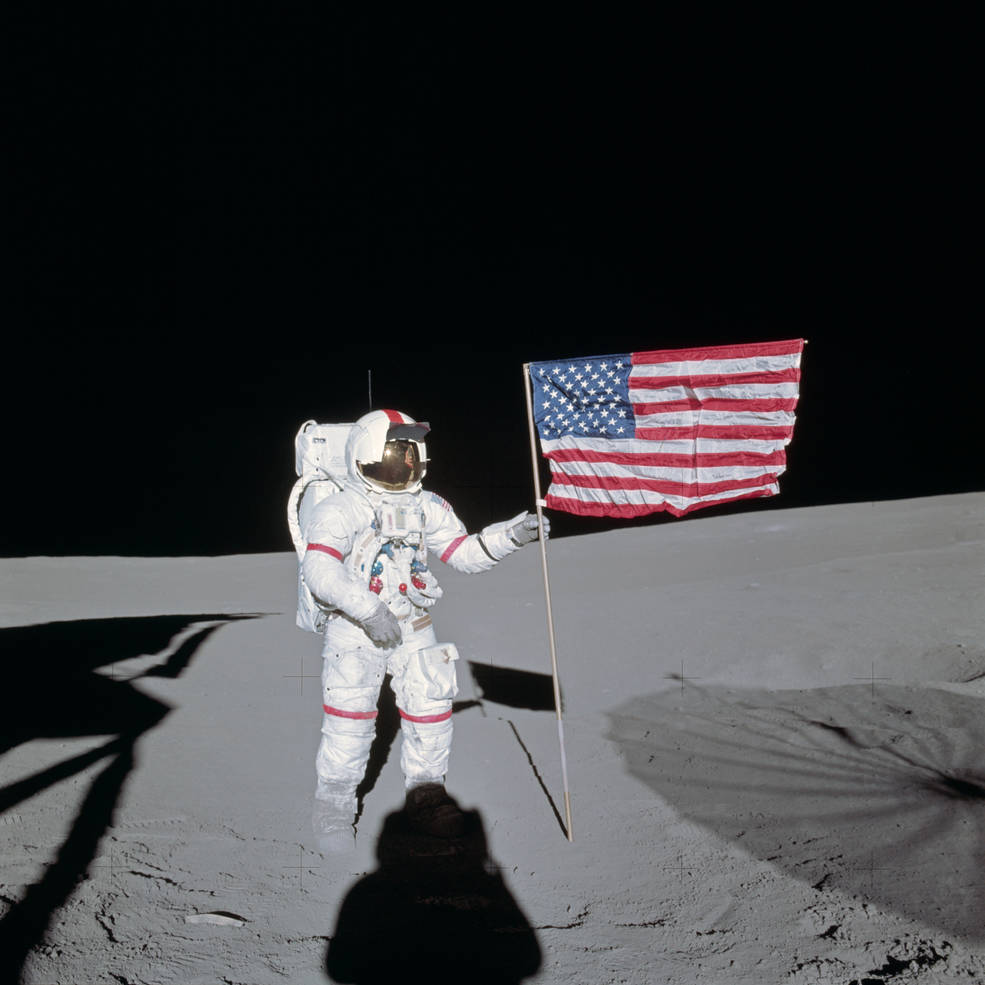 apollo_14_flag_on_the_moon_w_shepard