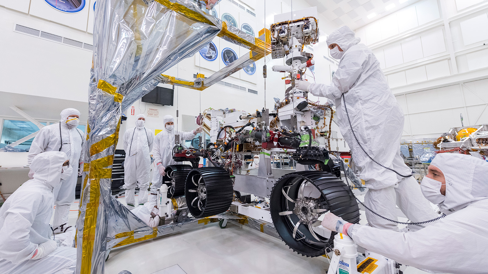 Engineers at JPL install the starboard legs and wheels 