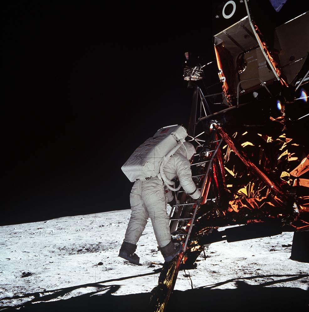 apollo_11_aldrin_descending_ladder_sequence