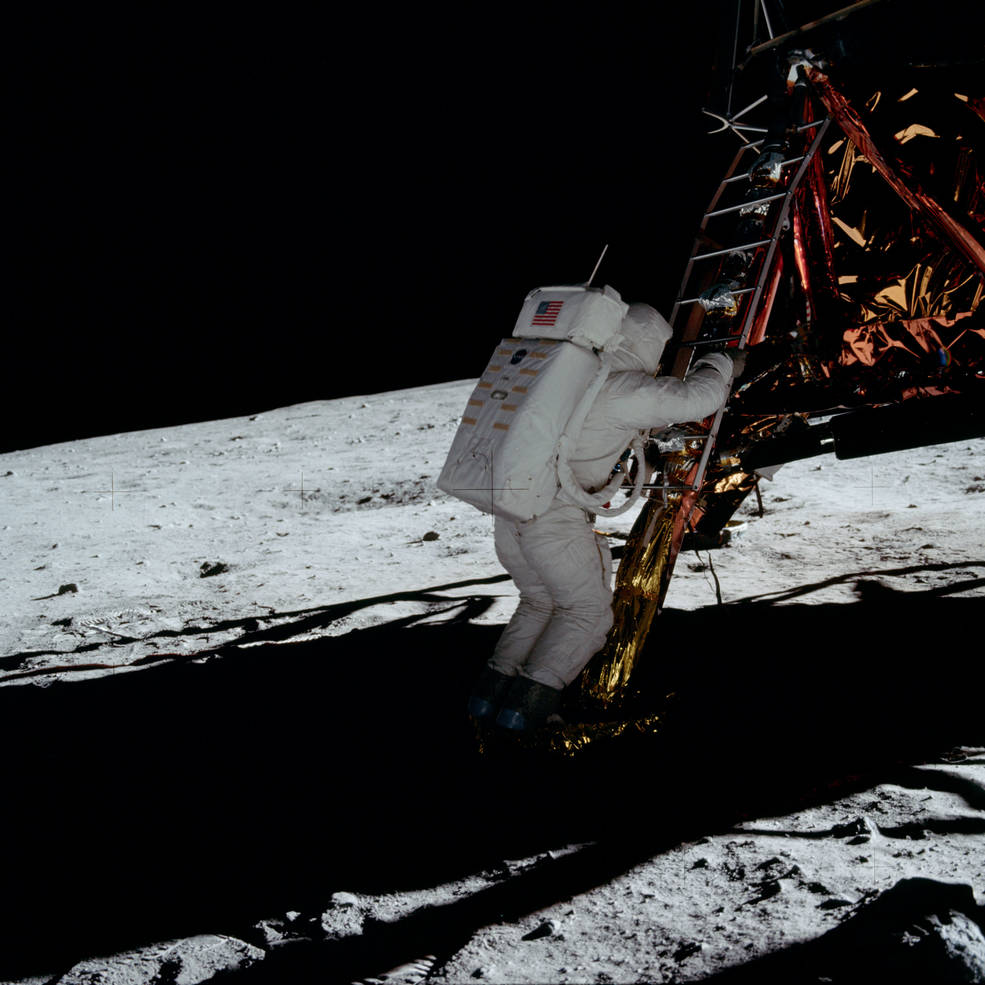 apollo_11_aldrin_descending_ladder_sequence