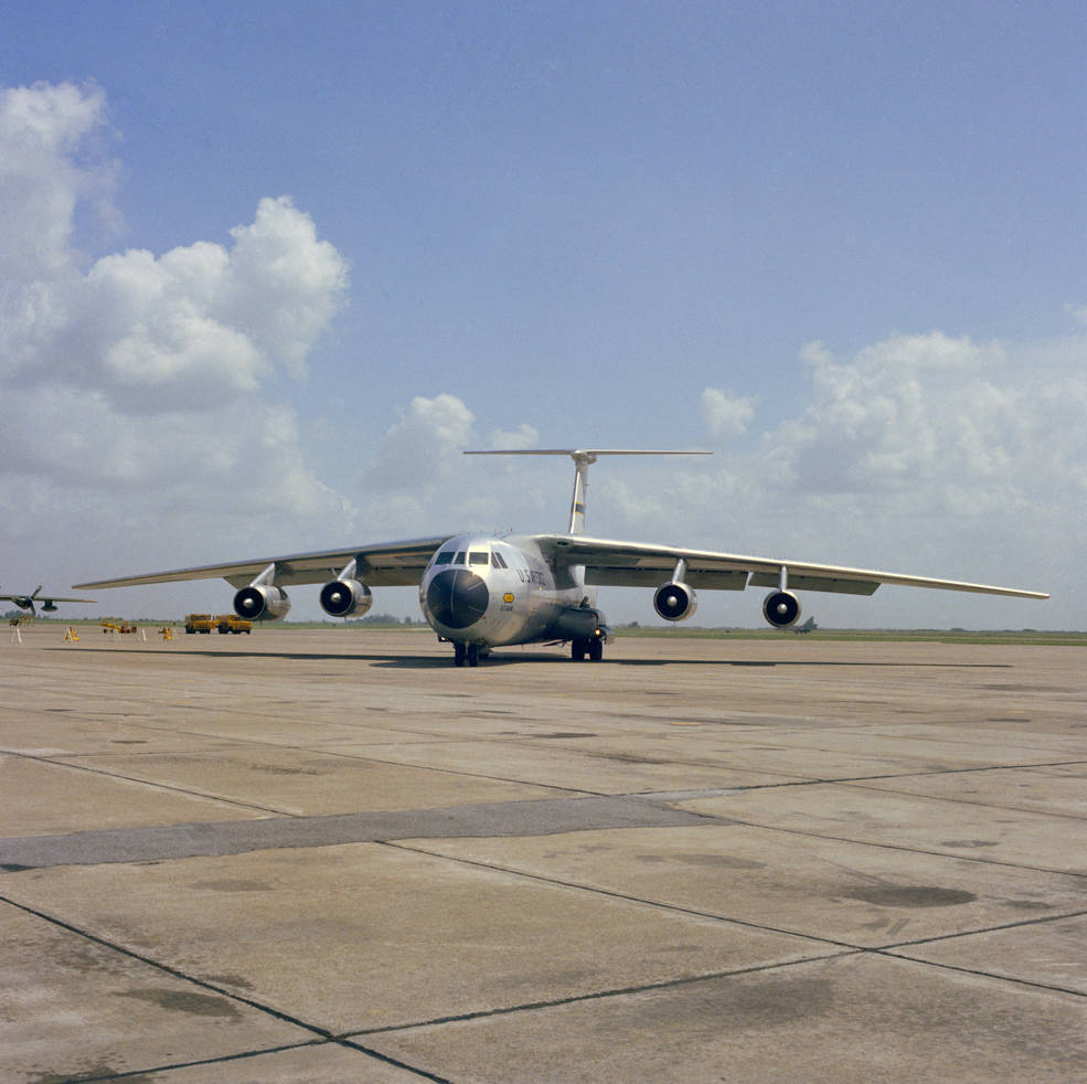 apollo_11_c-141_arrives_ellington_w_first_moon_rocks