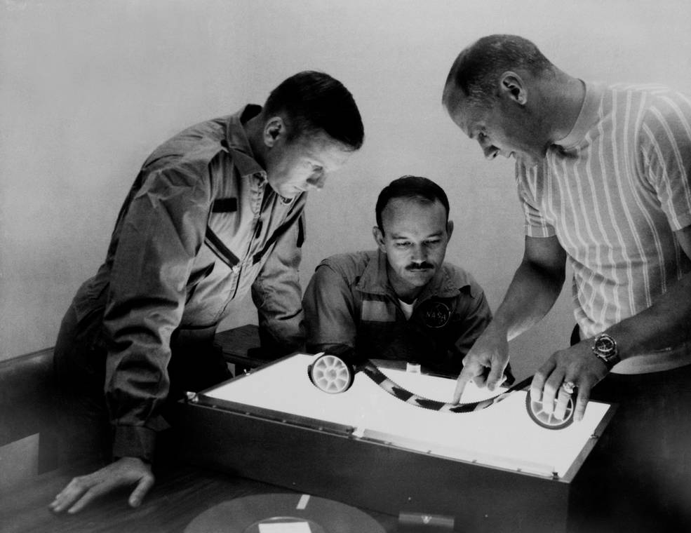 apollo_11_crew_reviewing_film_in_lrl