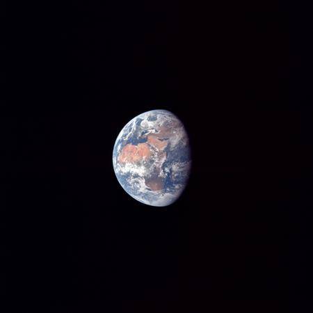 apollo_11_fd2_earth_from_98500_nmi