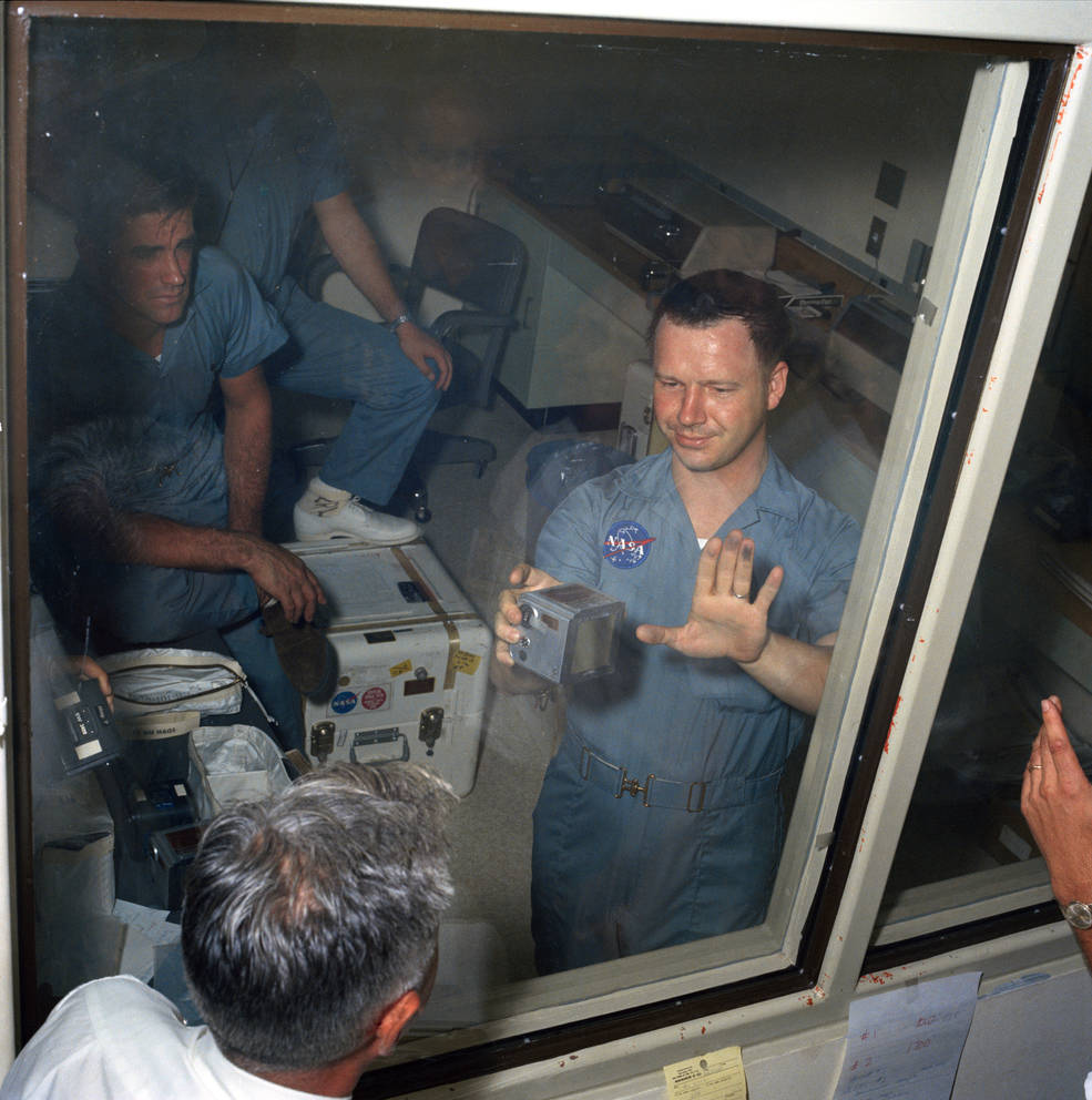 apollo_11_first_exposre_to_moon_dust_terry_slezak