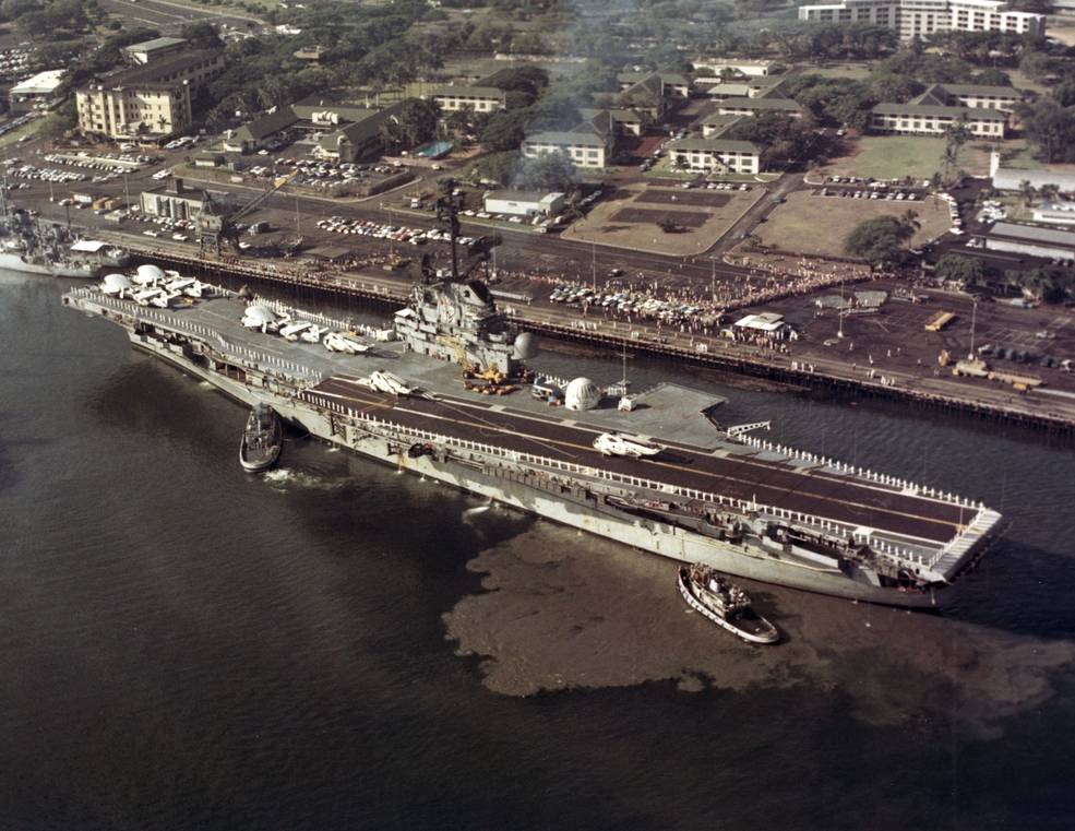 apollo_11_hornet_arriving_on_dock_pearl