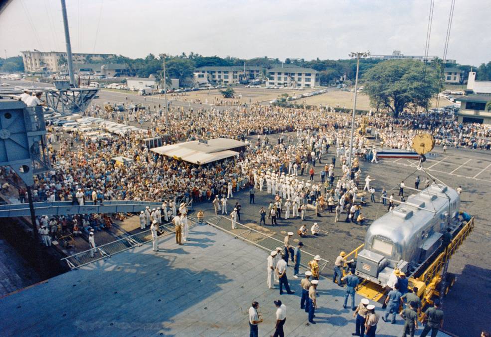 apollo_11_mqf_offloading_from_hornet_at_pearl