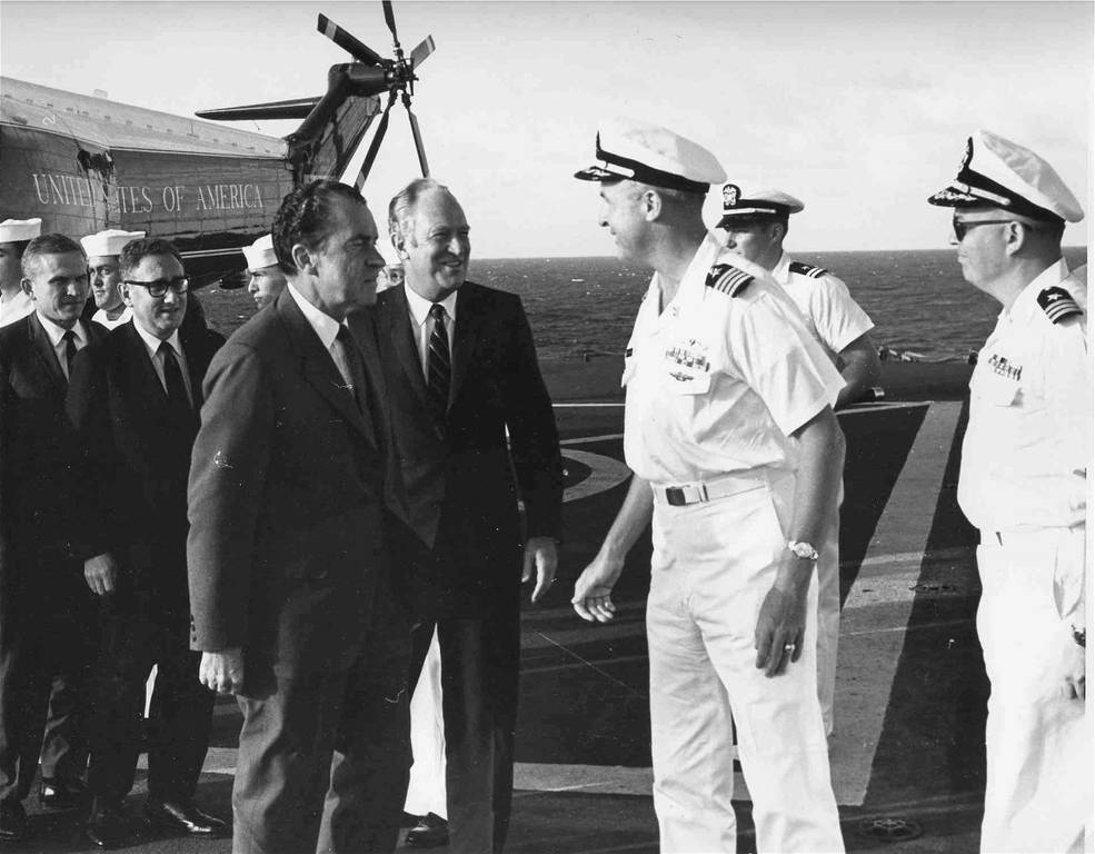 apollo_11_nixon_arrives_uss_arlington_jul_23_1969