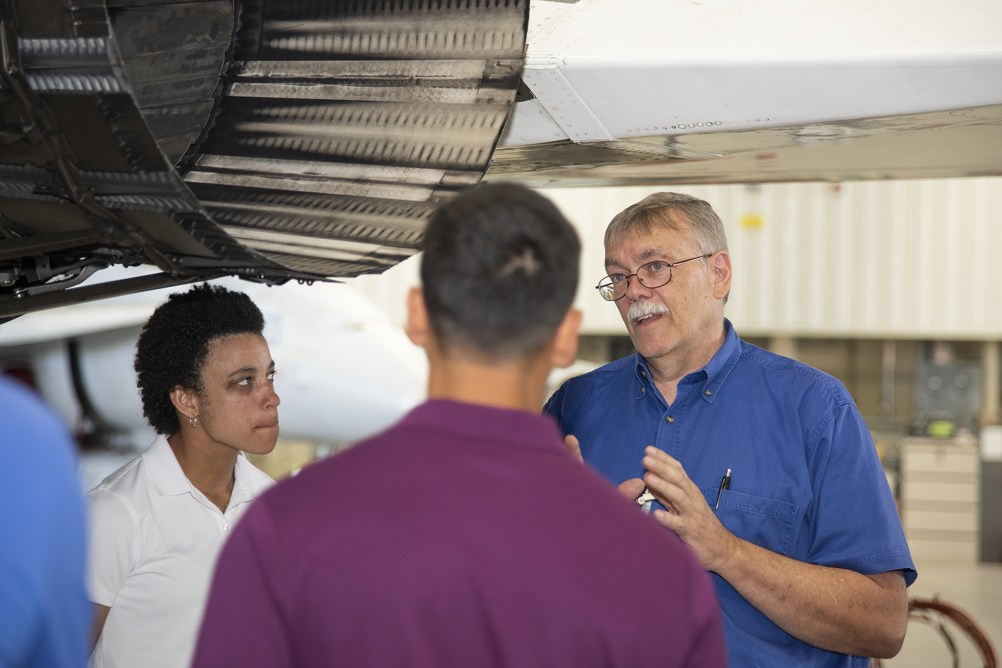 NASA's 2017 astronaut candidates speak with AFRC Crew Chief Tom Grindle.