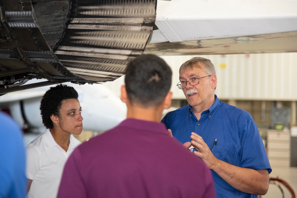 NASA's 2017 astronaut candidates speak with AFRC Crew Chief Tom Grindle.