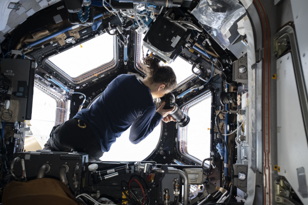 La astronauta de la NASA Christina Koch toma imágenes de la Tierra desde la cúpula