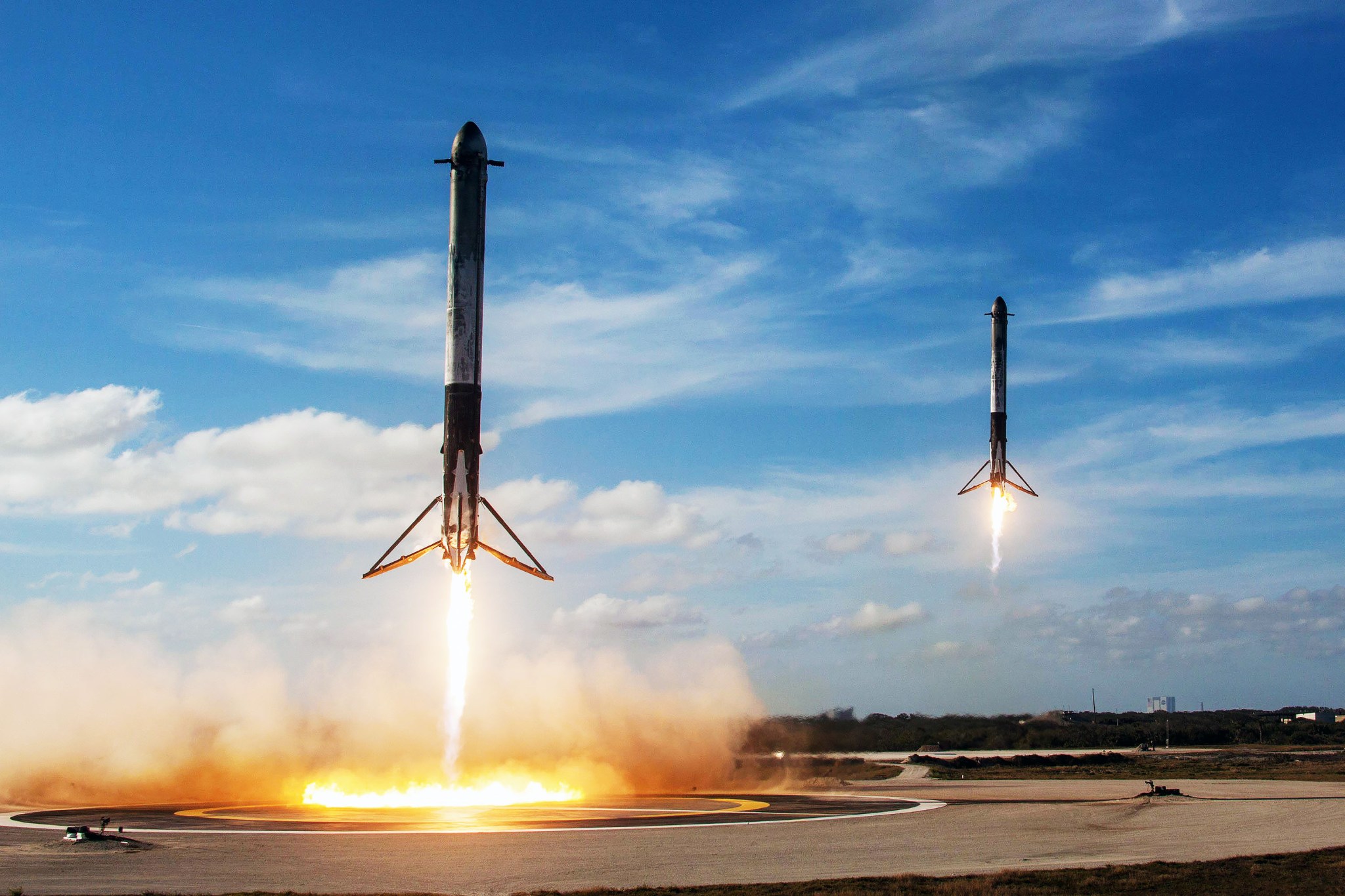 Side-by-side landing of the Falcon Heavy boosters