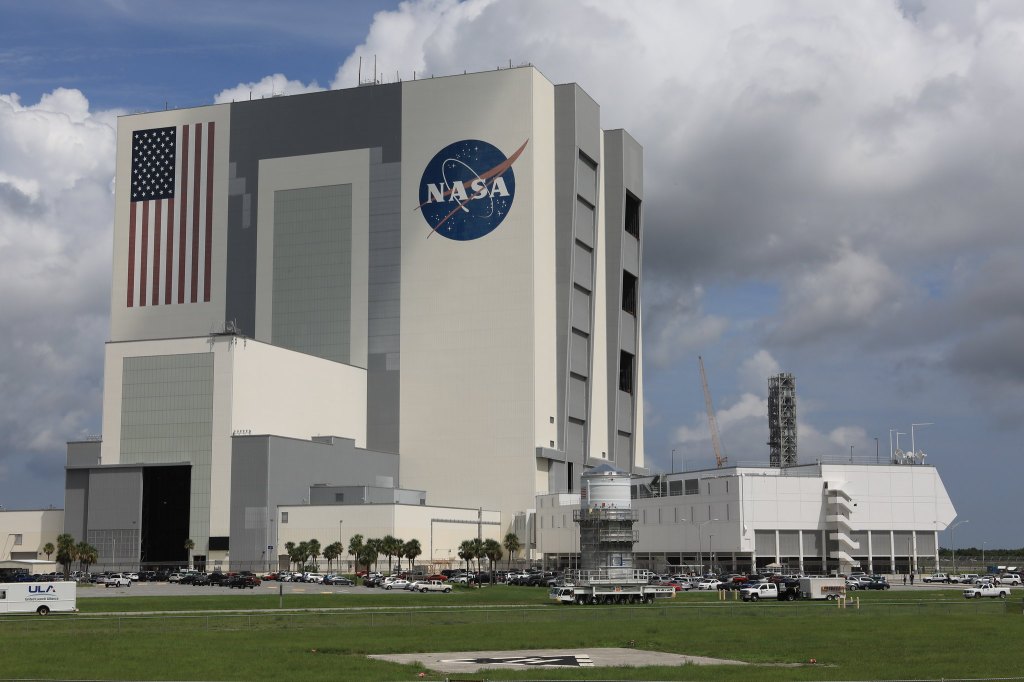 NASA and Northrop Grumman Sign Agreement for Use of Shuttle-era Facilities