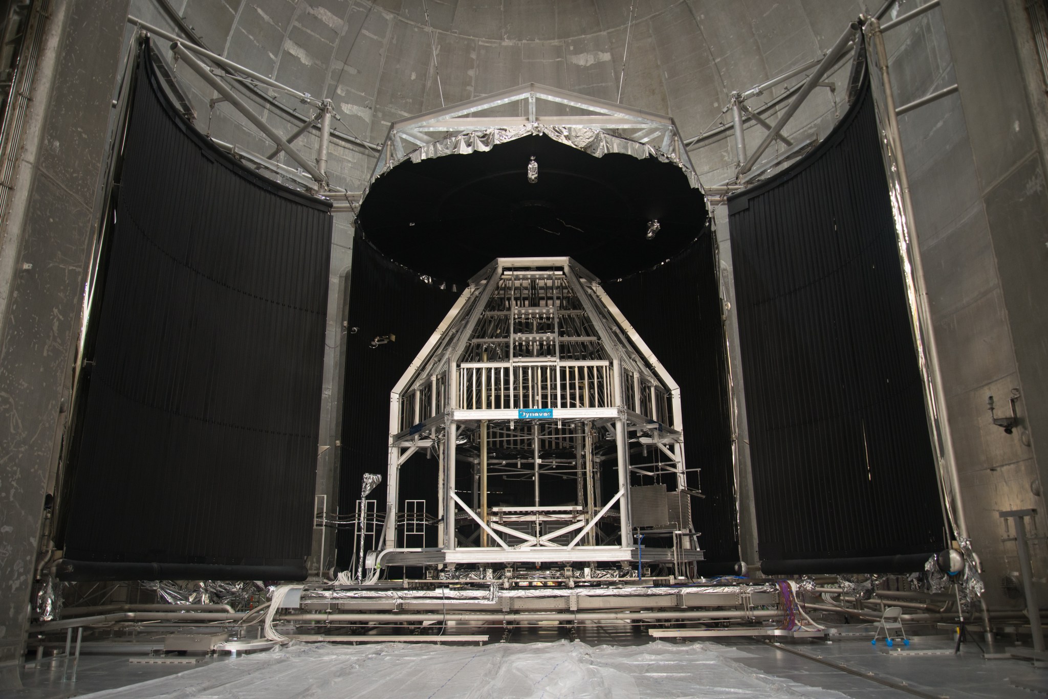 Heat Flux System in the Space Environments Complex thermal vacuum chamber 