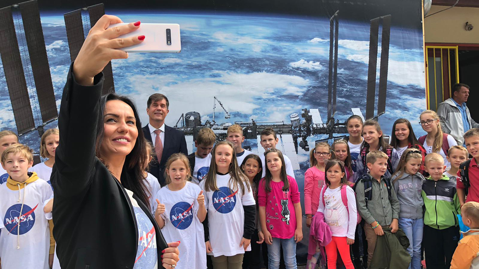 Snezana Ružičić, mayor of the Balkan municipality of Jezero, snaps a selfie of the ambassador with local school children.