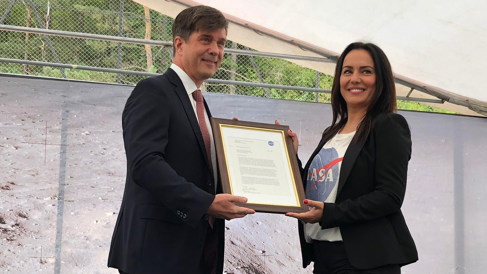 Eric Nelson, the U.S. Ambassador to Bosnia and Herzegovina, presents a framed letter to the Snezana Ružičić, mayor 
