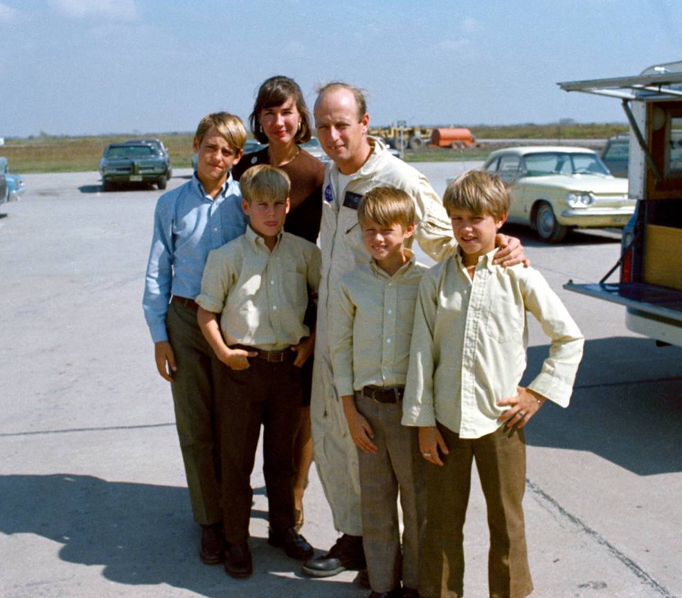 apollo_12_conrad_and_family_after_his_last_lltv_flight_oct_25_1969