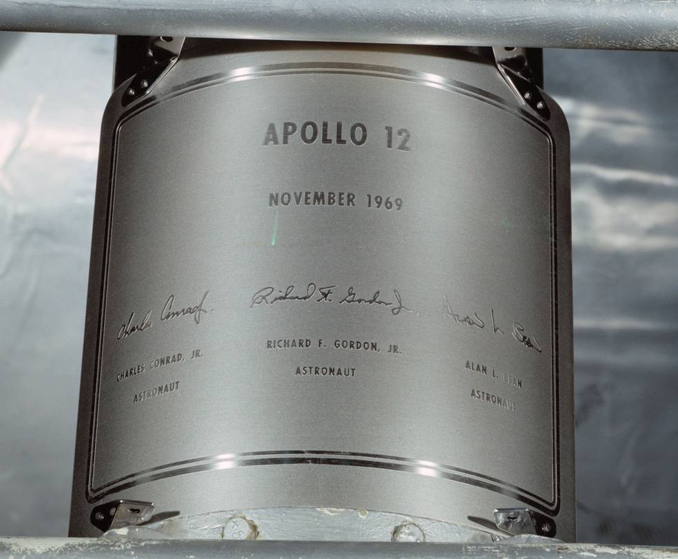 apollo_12_plaque_replica_s69-53326