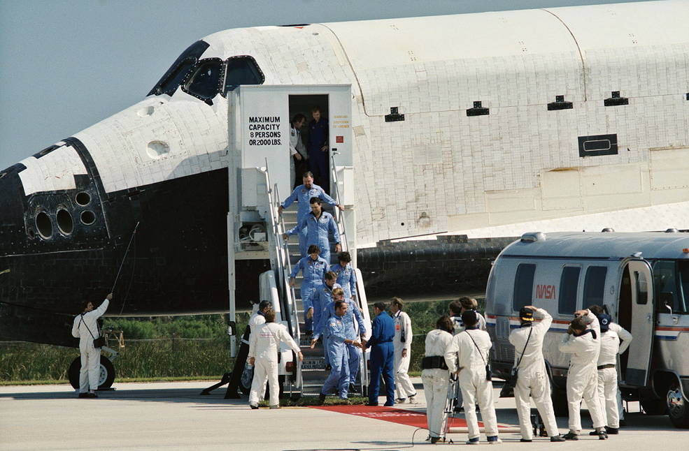 sts_41g_crew_egress_post_landing