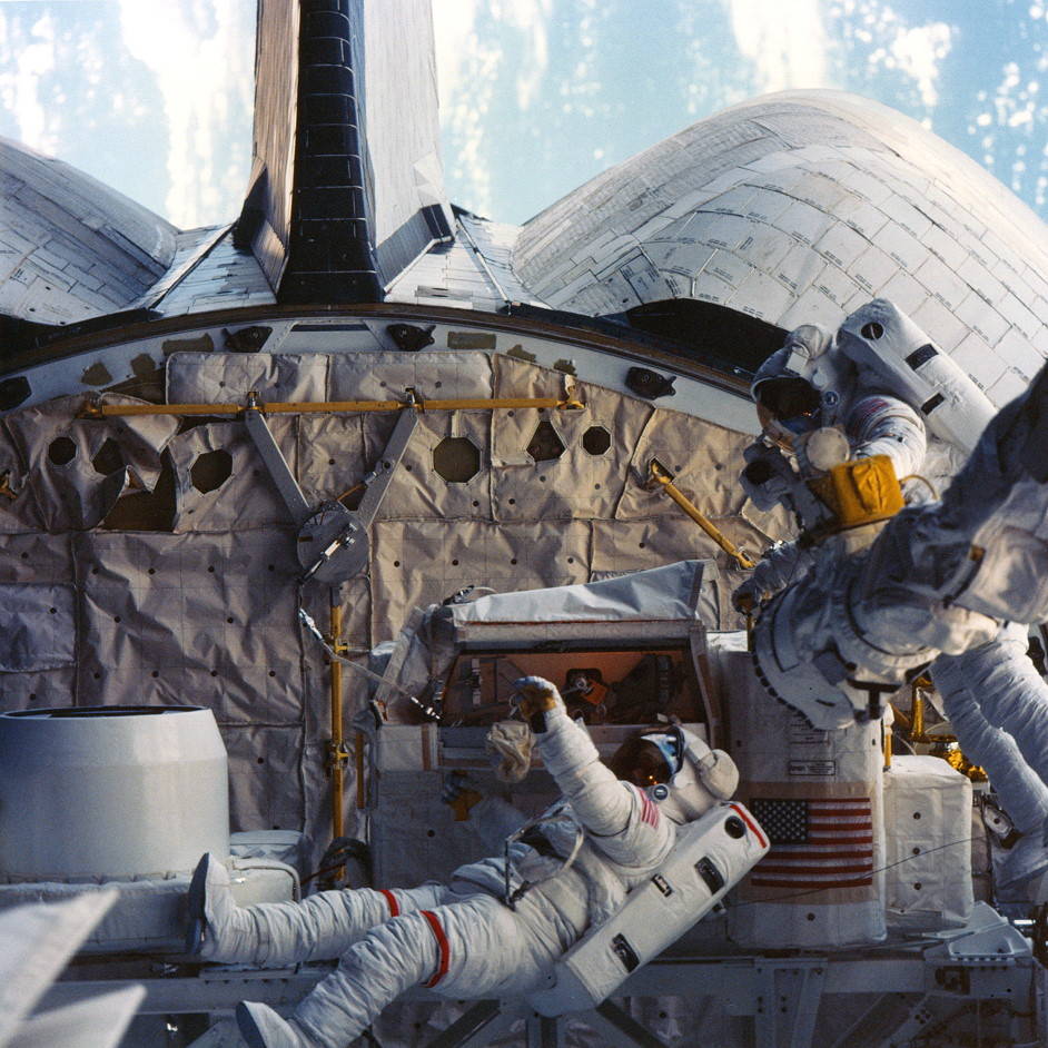 sts_41g_eva_lesstma_and_sullivan_s84-43433