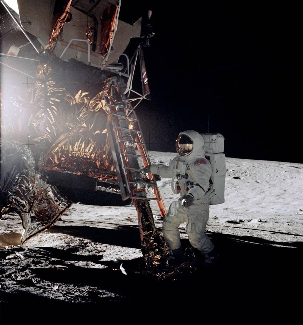 apollo_12_eva1_bean_stepping_on_surface