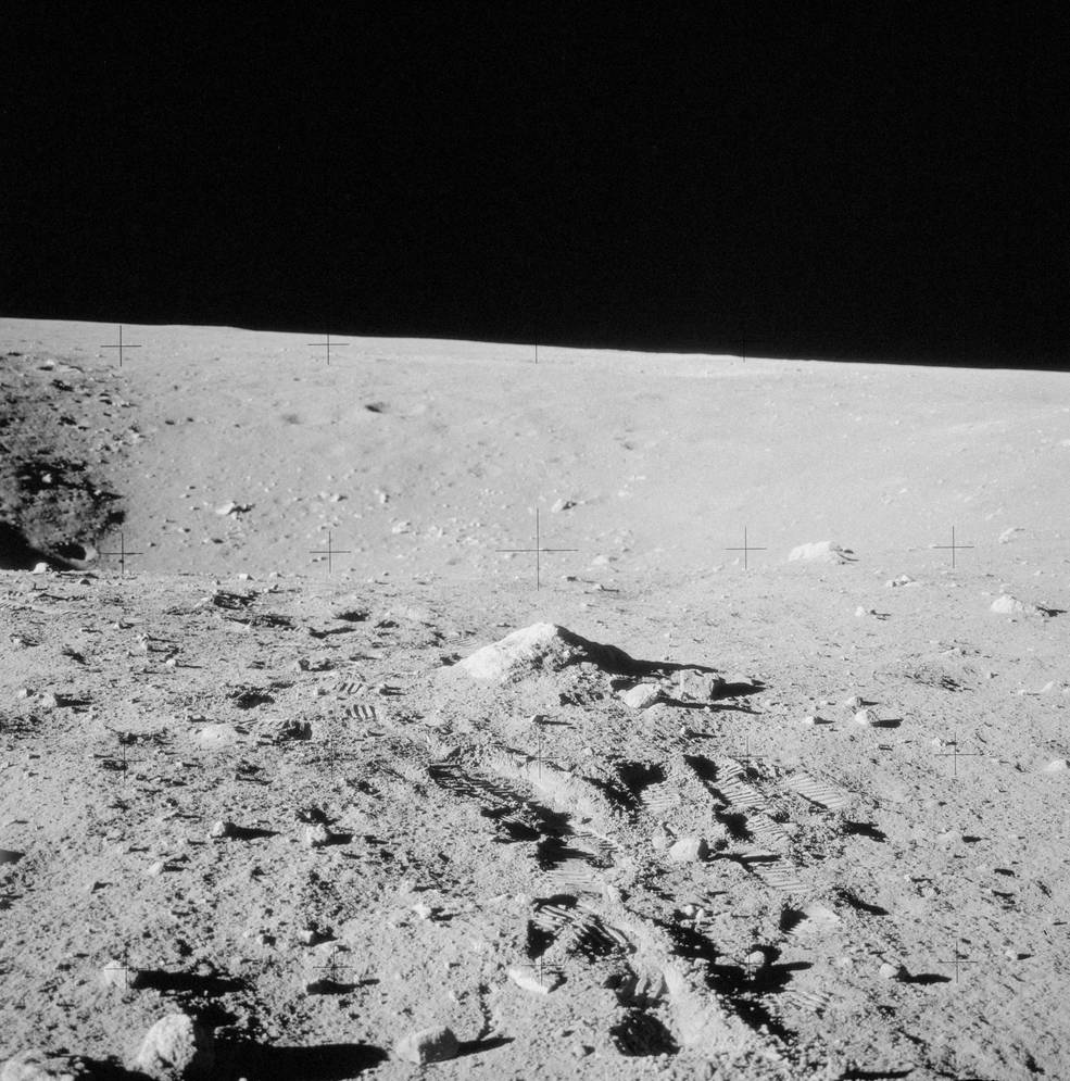 apollo_12_eva2_head_crater_polarized_photo