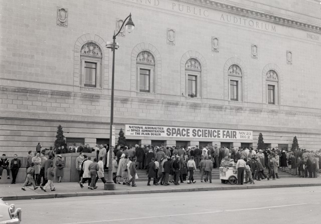Clevelanders lined up enter Public Auditorium to see NASA’s Space Science Fair.