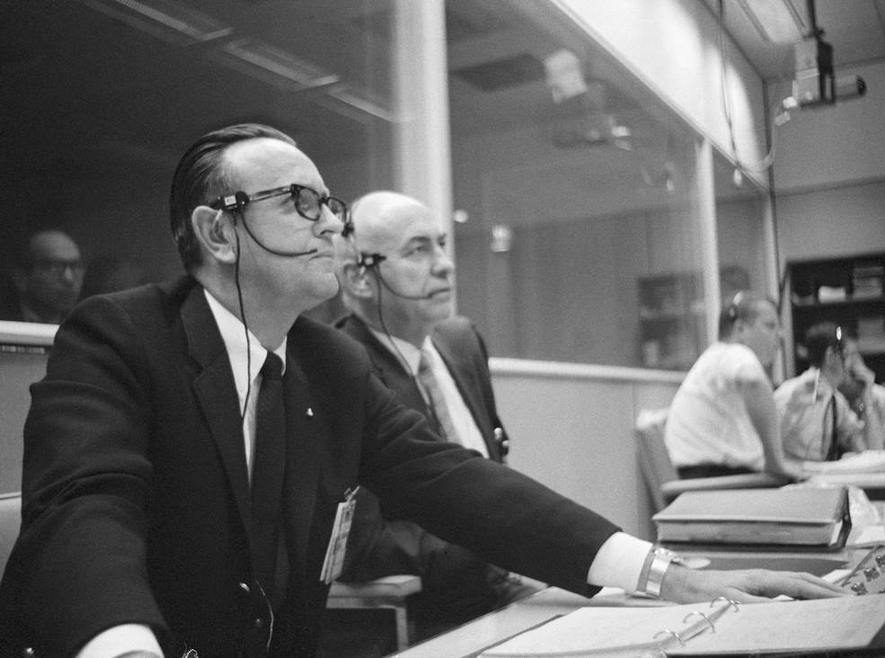 kraft_and_gilruth_in_mcc_during_apollo_5