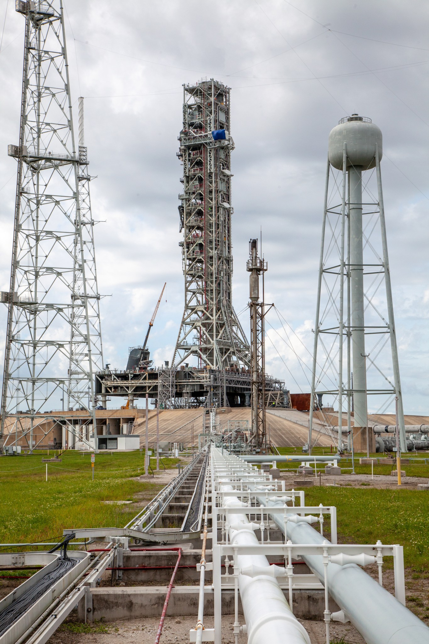 The cross-country line that liquid hydrogen will flow through can be seen stretching from the storage area to Launch Pad 39B. 