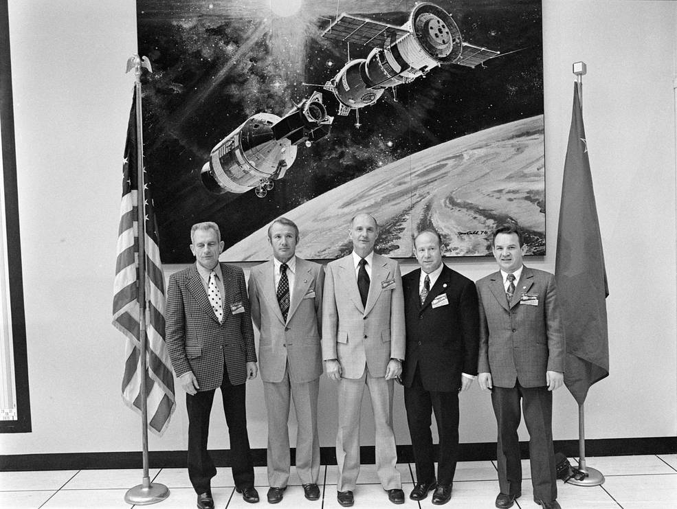 astp_crews_in_front_of_mccall_art_ksc_feb_1975