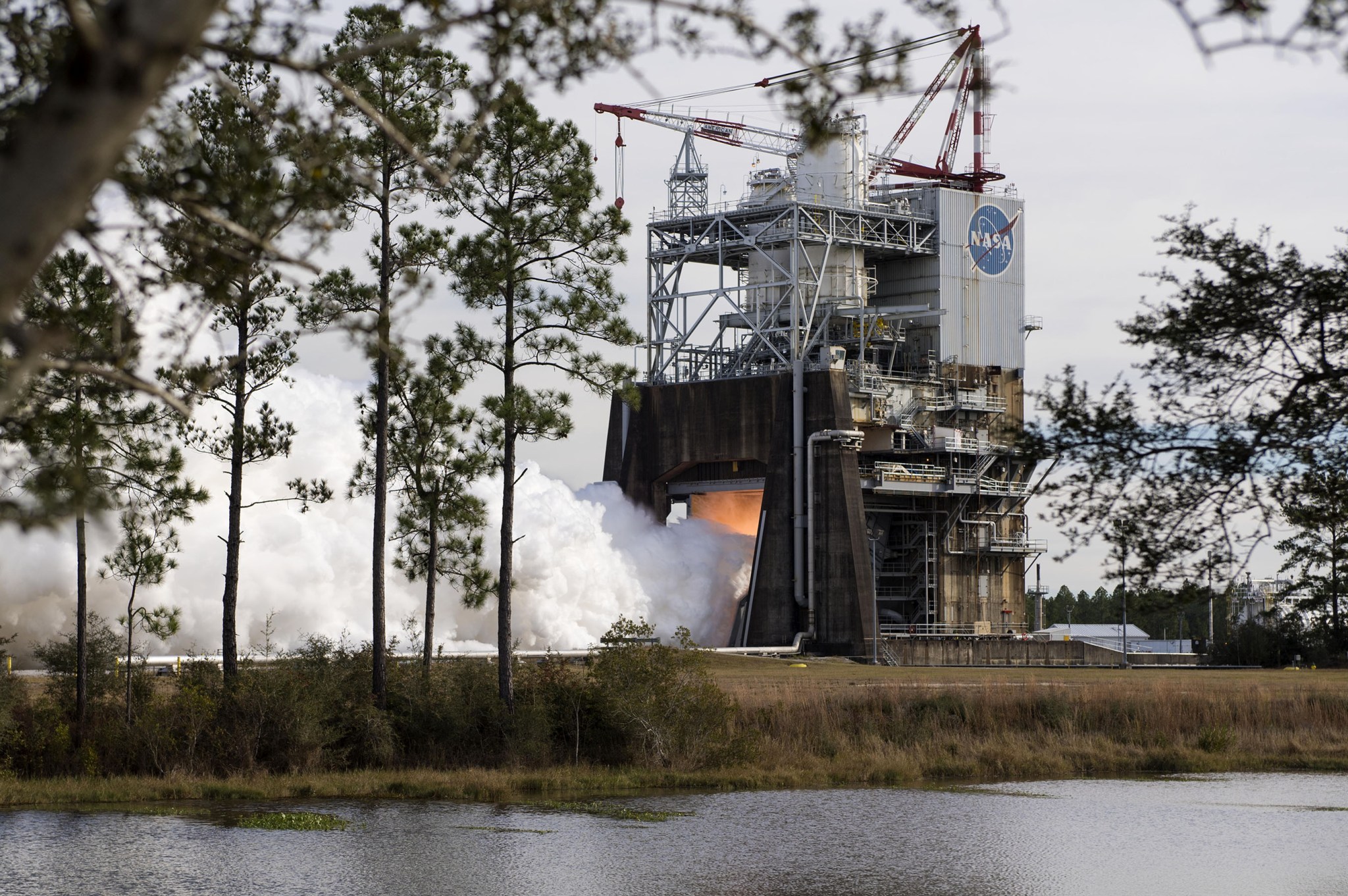 Successful hot-fire test of an RS-25 on December 13, 2017