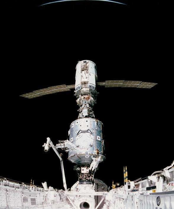 sts_88_eva_with_iss