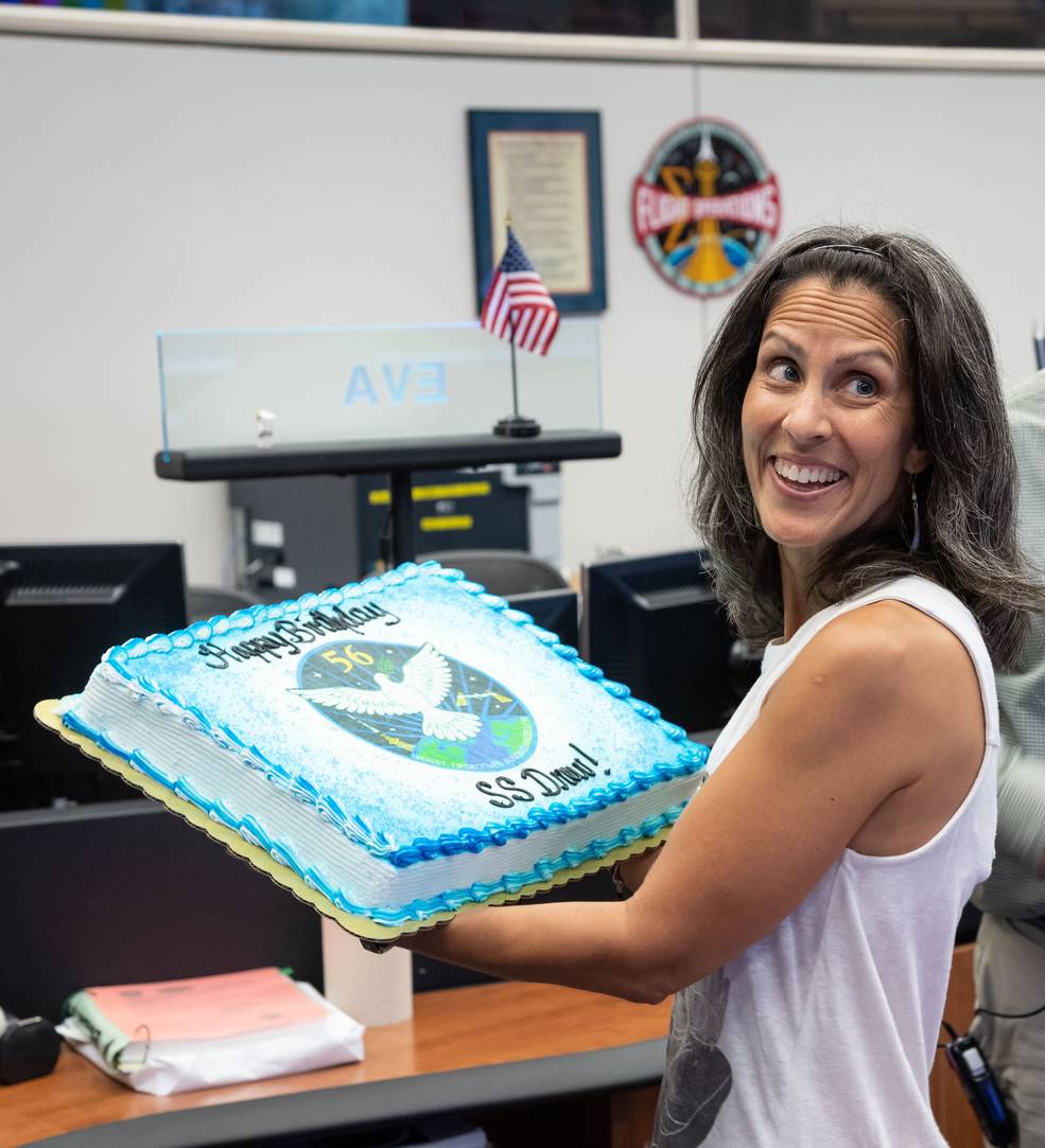 iss20th_birthdays_exp_56_feustel_cake_in_mocr