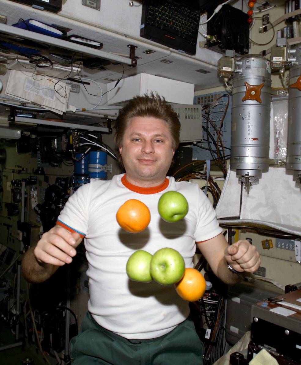 iss20th_birthdays_onufriyenko_w_fruit_exp_4_mar_25_2002