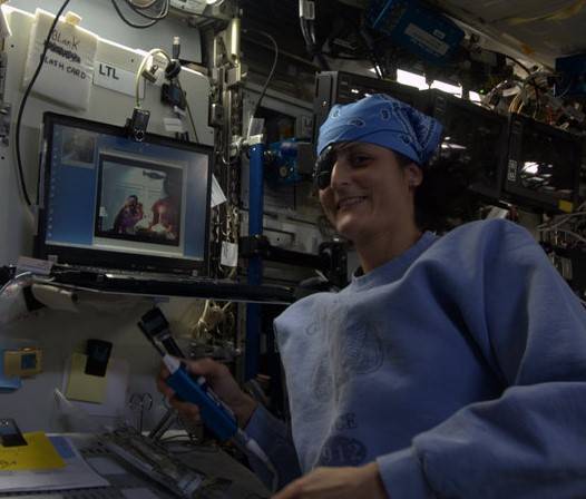 iss20th_birthdays_suni_williams_sep_19_2012_pirate-with-cake