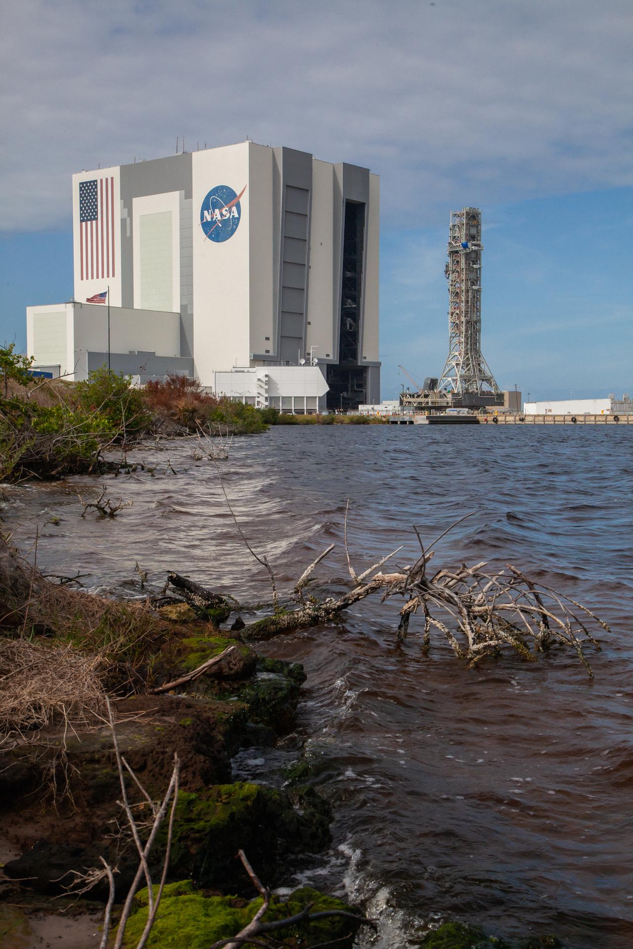 NASA’s mobile launcher, carried atop the crawler-transporter 2, returns to the Vehicle Assembly Building on Dec. 20, 2019. 